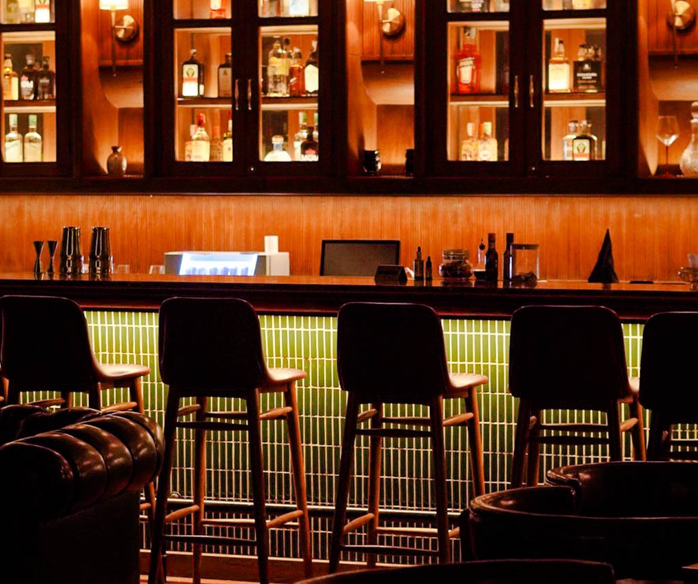 Restaurant lounge